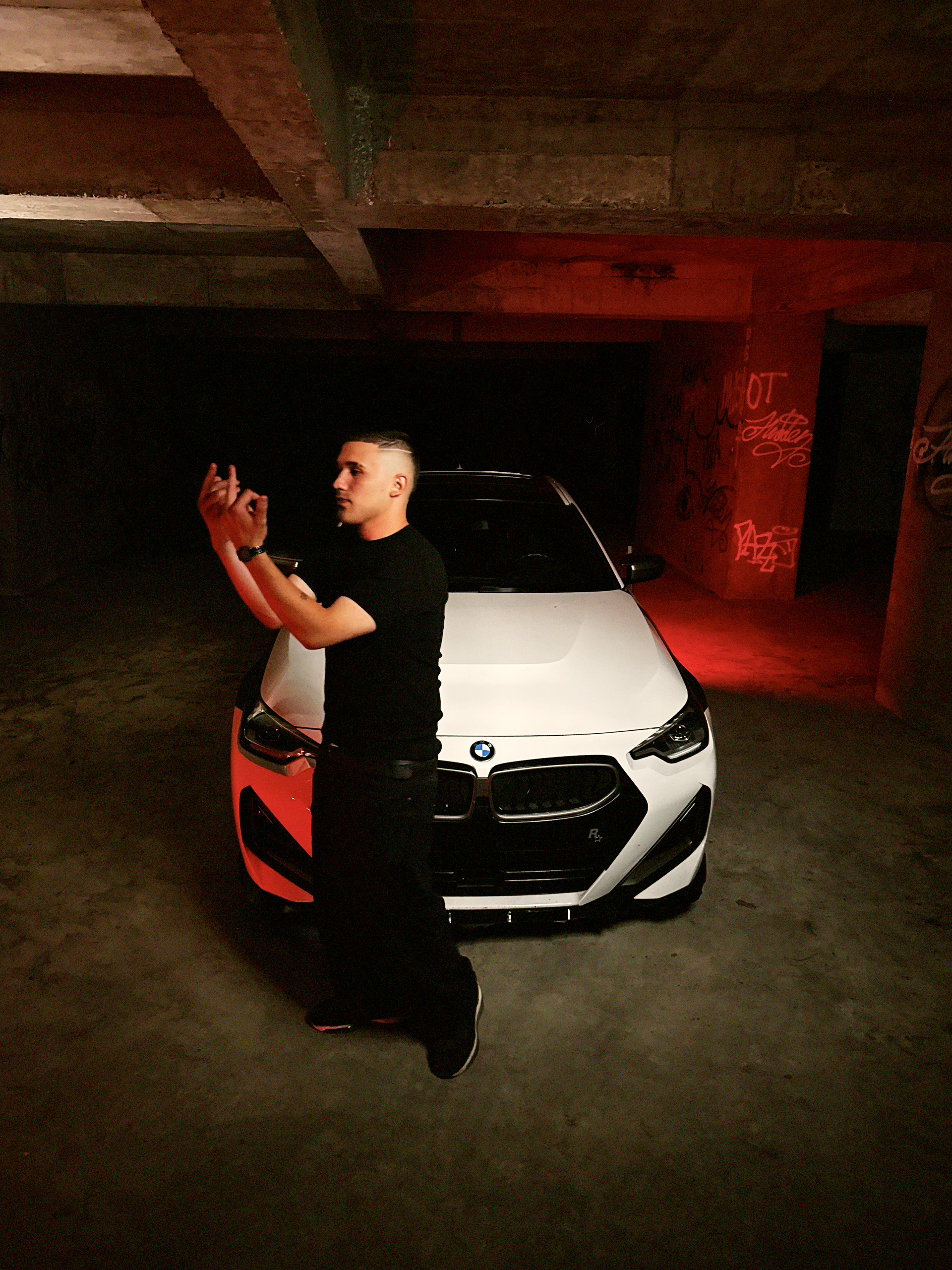Artista posando para una sesión de fotos