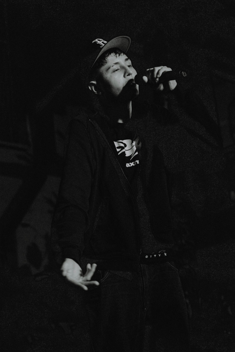 Artista cantando al micrófono